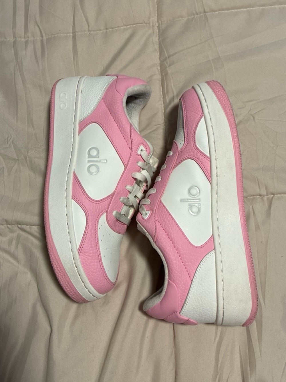 Alo candy heart recovery sneakers
